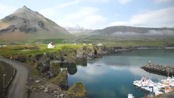 Vesnice Arnarstapi Islandu Přístav Arnarstapi Malým Bílým Kostelíkem Obrovskými Horami — Stock video