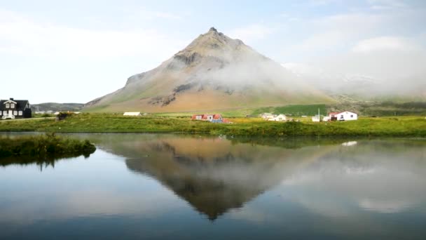 Vesnice Arnarstapi Islandu Stapafell Odraz Hory Vodě Snaefellsvtipálek Vzadu Hory — Stock video