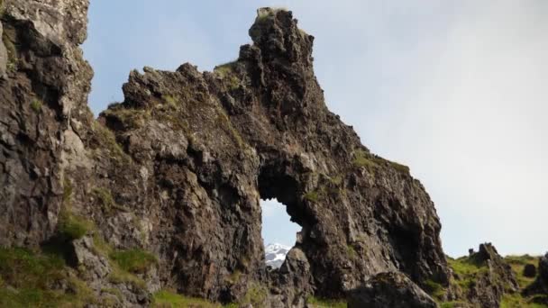 Hegyek Gleccserek Izlandon Snaefellsjokull Gleccser Hátul Látható Egy Lyukon Keresztül — Stock videók