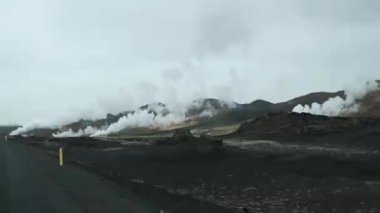 Hverfjall yanardağından İzlanda 'daki Myvatn Gölü' nün çevresindeki bölgeye bakın. Jeotermal alan, sıcak lav sahasının ve sülfür pınarlarının buharı hala görülebilir. Kaplıcalardan yükselen buhar.