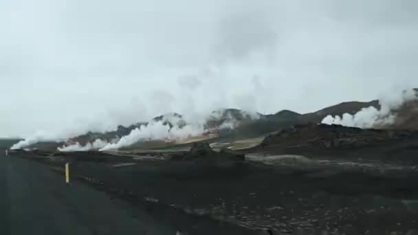 Hverfyall火山からアイスランドのMyvat湖周辺への眺め 地熱地帯 暖かい溶岩原と硫黄泉の蒸気がまだ見られます 温泉から湧く蒸気 — ストック動画