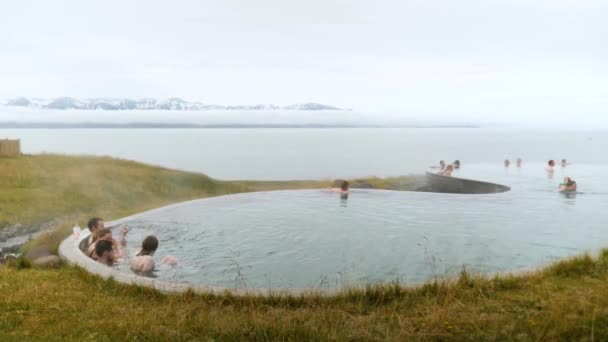 Husavik Islândia Setembro Pessoas Gelando Geosea Geothermal Sea Baths Lagoa — Vídeo de Stock