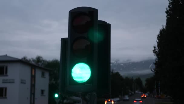 Світло Зовнішнього Вертикального Руху Символом Серця Червоному Кольорі Акурейрі Ісландія — стокове відео