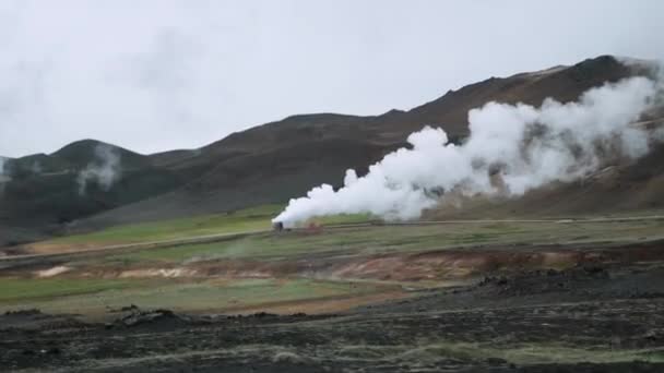 Вид Вулкана Хвернбелл Окрестности Озера Миватн Исландия Геотермальная Зона Пар — стоковое видео