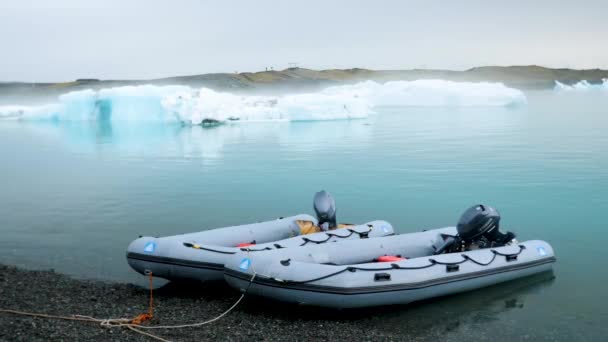 Dwie Łodzie Zodiakalne Zaparkowane Topniejącej Lagunie Lodowcowej Jokulsarlon Islandii Wysokiej — Wideo stockowe