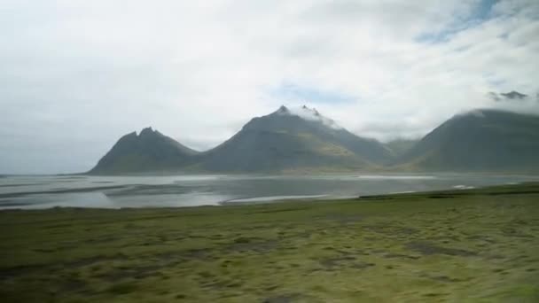 Автомобіль Ісландії Навколо Гори Бетмен Ісландський Ландшафт Вражаючими Горами Навколо — стокове відео