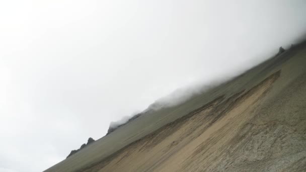 Склон Холма Спрятанный Тумане Исландский Пейзаж Потрясающими Горами Скрытыми Тумане — стоковое видео