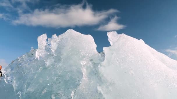 Διαμαντένια Παραλία Στην Ισλανδία Κοντινό Πλάνο Ενός Τεράστιου Παγόβουνου Που — Αρχείο Βίντεο