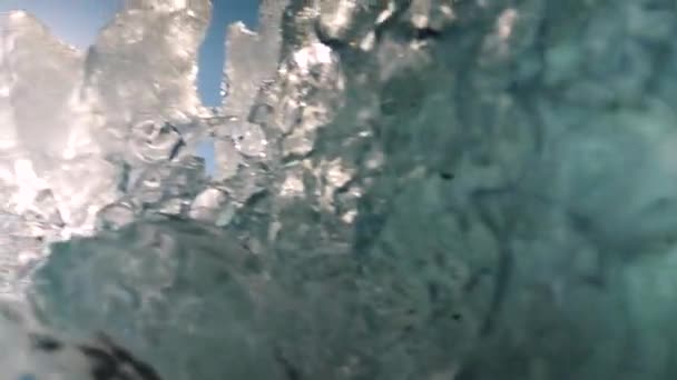 Diamantenstrand Island Nahaufnahme Eines Riesigen Schmelzenden Eisbergs Einem Schwarzen Vulkanstrand — Stockvideo