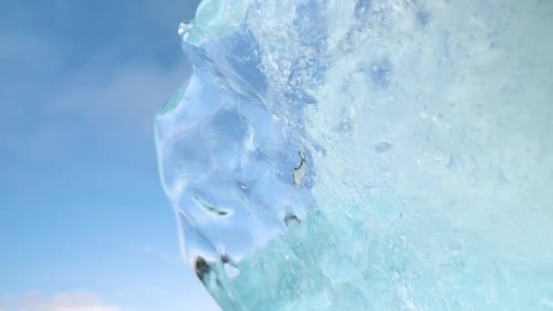Diamantenstrand Island Nahaufnahme Eines Riesigen Schmelzenden Eisbergs Einem Schwarzen Vulkanstrand — Stockvideo