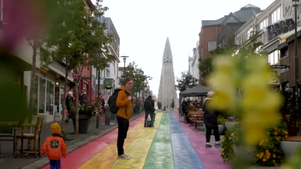 Reykjavik Zlanda Eylül Reykjavik Zlanda Gökkuşağı Sokağı Nda Yürüyen Insanlar — Stok video