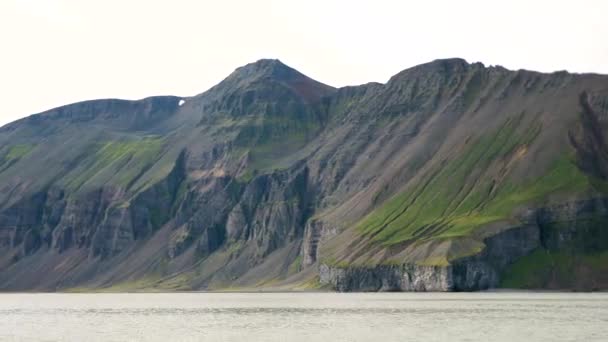 Husavik Tekneyi Izleyen Bir Balinanın Büyüleyici Dağları Manzaralı Zlanda Manzarası — Stok video