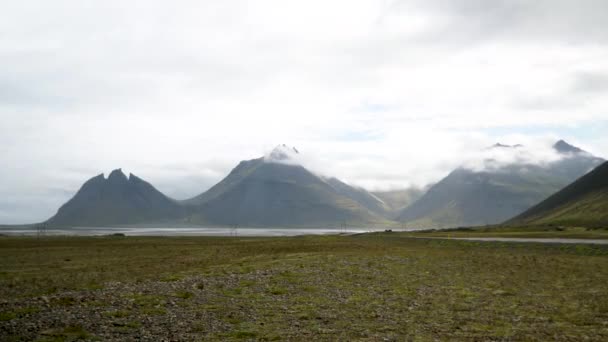 Вид Гору Батман Ісландський Ландшафт Вражаючими Горами Навколо Ісландія Природа — стокове відео