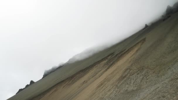 Склон Холма Спрятанный Тумане Исландский Пейзаж Потрясающими Горами Скрытыми Тумане — стоковое видео