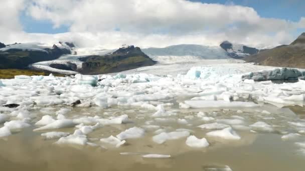 Gletsjermeer Met Veel Ijsbergen Fjallsarlon Een Zonnige Dag Hoge Kwaliteit — Stockvideo