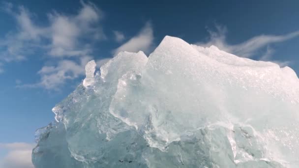 Алмазный Пляж Исландии Крупный План Гигантского Тающего Айсберга Черном Вулканическом — стоковое видео