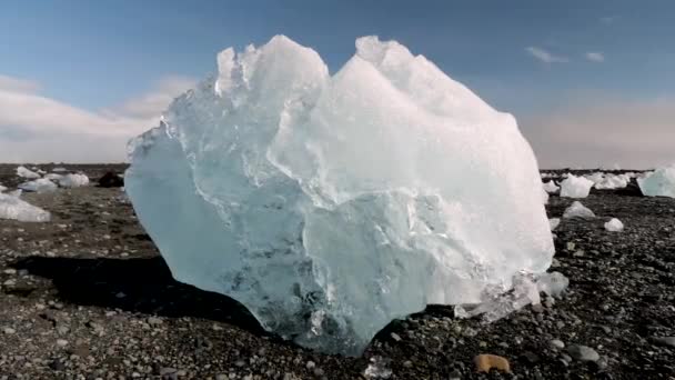 Spiaggia Diamanti Islanda Enormi Iceberg Una Spiaggia Vulcanica Nera Chunk — Video Stock