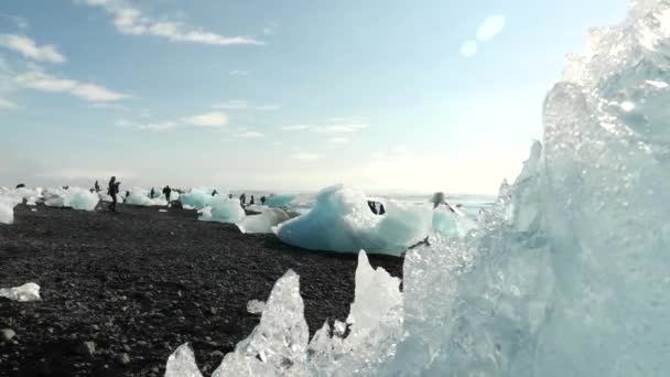 Diamentowa Plaża Islandii Góry Lodowe Czarnej Wulkanicznej Plaży Kawałek Lodu — Wideo stockowe