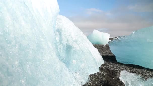Διαμαντένια Παραλία Στην Ισλανδία Τεράστια Παγόβουνα Μια Μαύρη Ηφαιστειακή Παραλία — Αρχείο Βίντεο