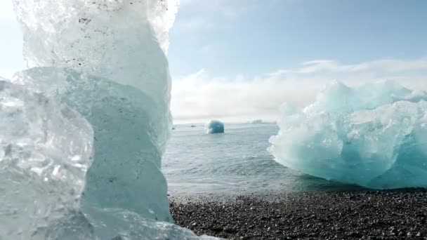 Алмазный Пляж Исландии Огромные Айсберги Черном Вулканическом Пляже Кусок Льда — стоковое видео