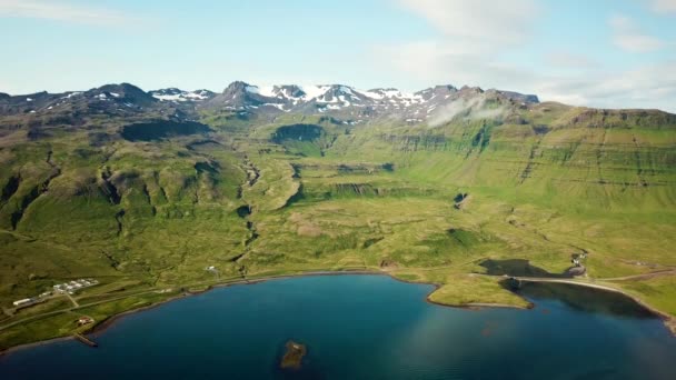 Imagens Aéreas Drones Uma Natureza Verde Islandesa Torno Montanha Kirkjufell — Vídeo de Stock