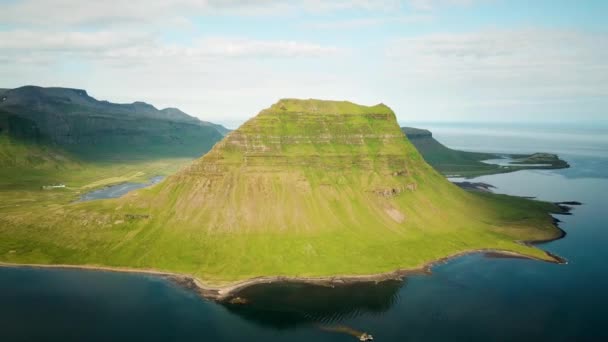 Aerial Drone Footage Icelandic Green Nature Kirkjufell Mountain Snaefellsnes Peninsula — Stok video