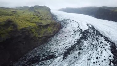 İzlanda 'daki Myrdalsjokull' un bir parçası olan Solheimajokull buzulunun insansız hava aracı görüntüleri. İzlanda 'da eriyen buzullar. Küresel ısınma etkisi, iklim değişikliği.
