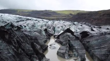 İzlanda 'daki Myrdalsjokull' un bir parçası olan Solheimajokull buzulunun insansız hava aracı görüntüleri. İzlanda 'da eriyen buzullar. Küresel ısınma etkisi, iklim değişikliği.