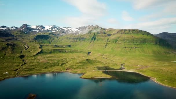 Légi Felvételek Izlandi Zöld Természetről Kirkjufell Hegy Körül Snaefellsnes Félszigeten — Stock videók