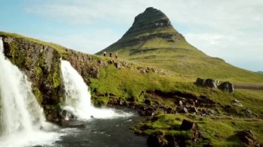 Yazın Kirkjufell Dağı 'nın ve şelalenin Snaefellsnes yarımadasındaki hava aracı görüntüleri. Yüksek kalite 4k görüntü