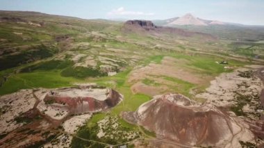 Grabrok Krateri ve daha küçük Grabrokarfell kraterinin İzlanda 'daki hava aracı görüntüleri. Batı İzlanda 'daki Borgarfjordur Bölgesi yakınlarındaki manzara. Yüksek kalite 4k görüntü.