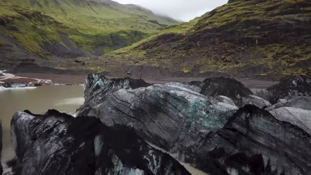 アイスランドのミュルダルスジョクルの一部であるSolheimajokull氷河の空中ドローン映像 アイスランドの氷解する氷河 地球温暖化 気候変動 氷河湖に浮かぶ氷山 — ストック動画