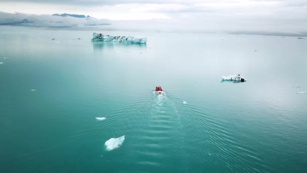 Imagens Aéreas Drones Barco Anfíbio Navegando Entre Icebergs Lagoa Glaciar — Vídeo de Stock