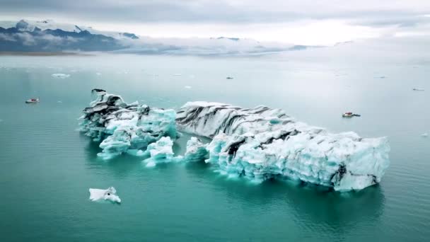 Aerial Drone Footage Icebergs Floating Jokulsarlon Glacier Lagoon Iceland Scenic — Stok video