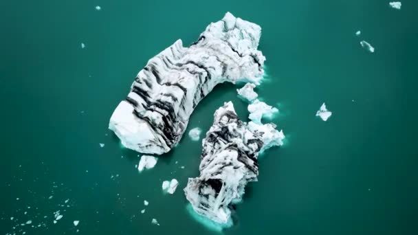 Aerial Drone Footage Icebergs Floating Jokulsarlon Glacier Lagoon Iceland Scenic — Vídeos de Stock