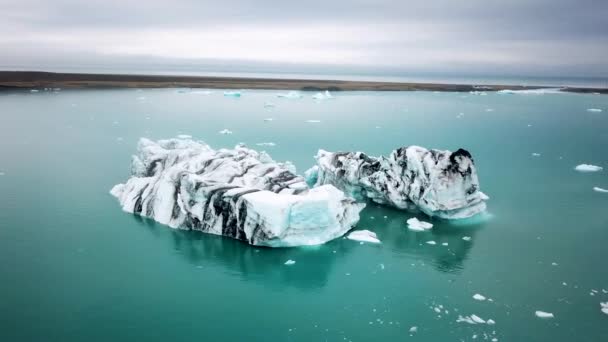 Aerial Drone Footage Icebergs Floating Jokulsarlon Glacier Lagoon Iceland Scenic — 图库视频影像