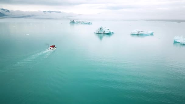 Imágenes Aéreas Barco Anfibio Navegando Entre Icebergs Laguna Glaciar Jokulsarlon — Vídeos de Stock