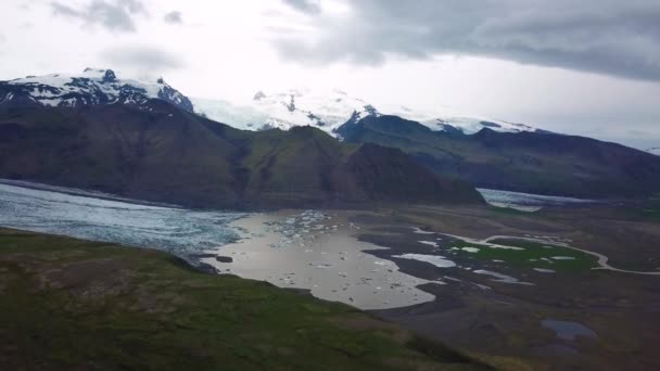 Aerial Drone Footage Vatnajokull Ice Tongue Skaftafell Glacier Icebergs Floating — Vídeo de Stock