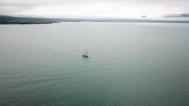 İzlandalı bir yelkenlinin hava aracı görüntüleri. Balina yazın Husavik 'i izliyor. Yüksek kalite 4k görüntü