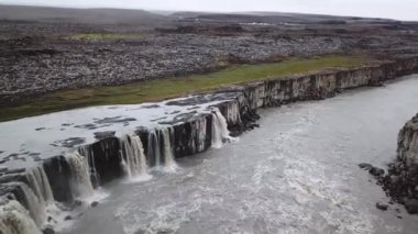 İzlanda 'da Dettifoss yakınlarında başka bir şelalenin insansız hava aracı görüntüleri. Yüksek kalite 4k görüntü.