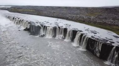 İzlanda 'da Dettifoss yakınlarında başka bir şelalenin insansız hava aracı görüntüleri. Yüksek kalite 4k görüntü.