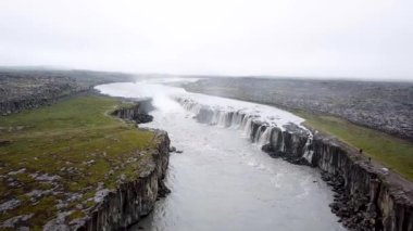 İzlanda 'da Dettifoss yakınlarında başka bir şelalenin insansız hava aracı görüntüleri. Yüksek kalite 4k görüntü.
