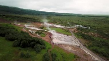 İzlanda 'da püsküren gayzer Strokkur' un insansız hava aracı görüntüleri. Strokkur jeotermal alanın bir parçasıdır. Yüksek kalite 4K görüntü.