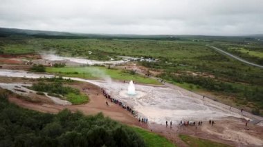 İzlanda 'da püsküren gayzer Strokkur' un insansız hava aracı görüntüleri. Strokkur jeotermal alanın bir parçasıdır. Yüksek kalite 4K görüntü.