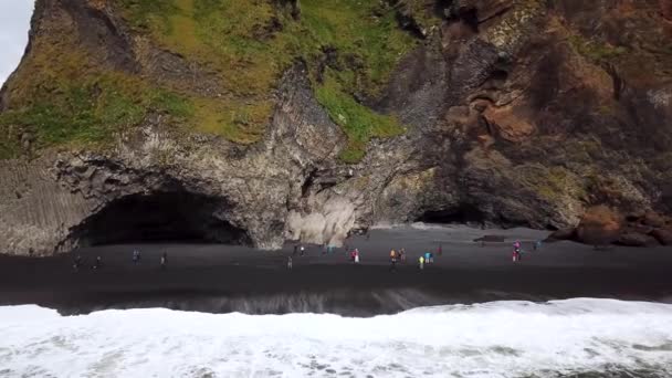在冰岛维克附近的里尼斯法加拉海滩用玄武岩柱拍摄的玄武岩洞穴的无人驾驶飞机镜头 黑色沙滩 高质量的4K镜头 — 图库视频影像