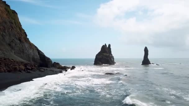 Imágenes Aéreas Drones Rocas Puntiagudas Que Sobresalen Del Océano Playa — Vídeo de stock