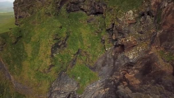 近くで何が起きているのでしょうか アイスランドのヴィク近くにあるレイニスフィアラビーチのテーブル山の空中ドローン映像です 高品質4K映像 — ストック動画