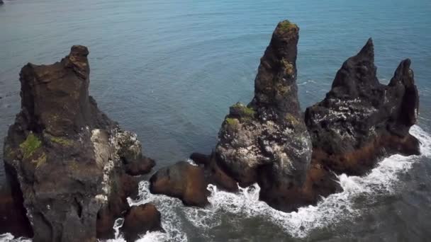 Imagens Aéreas Drones Rochas Pointy Saindo Oceano Reynisfjara Beach Perto — Vídeo de Stock