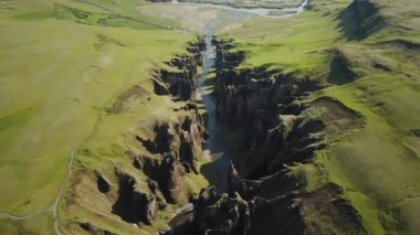 İzlanda 'daki Fjadrargljufur Kanyonu' nun insansız hava aracı görüntüleri. Güneydoğu İzlanda 'daki nehir kanyonu ve manzarası göz kamaştırıcı. Kanyonun içinden drone görüntüleri. Yüksek kalite 4k görüntü.