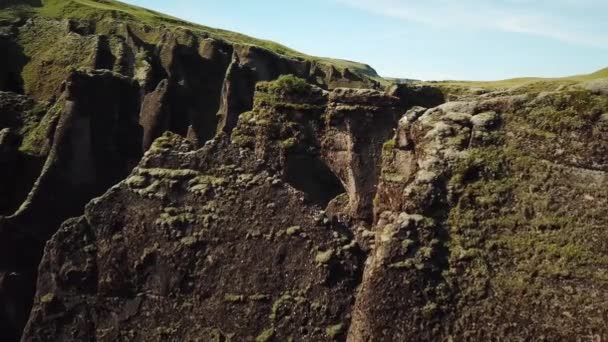Voler Travers Une Fenêtre Dans Roche Intérieur Canyon Fjadrargljufur Islande — Video